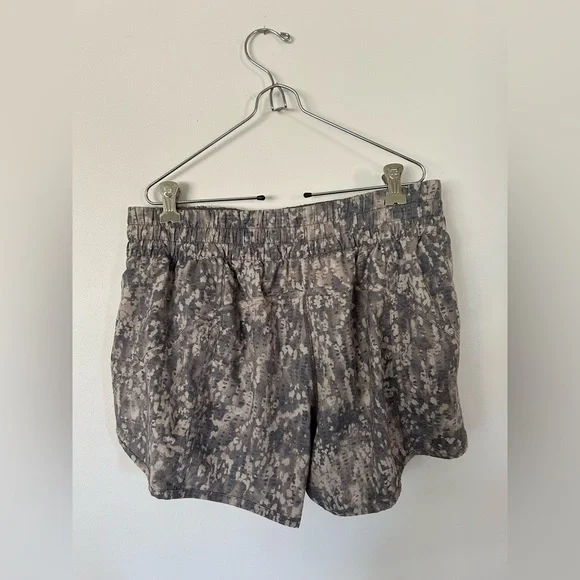 Lululemon 4” Tracker Shorts Gritstone white opal Size 12 - Picture 6 of 8